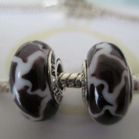 Set of 2 Black & White Masai Giraffe Pandora Murano Glass Charms New - Picture 1 of 2
